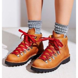 Women’s Danner Mountain Light Cascade Hiking Boots